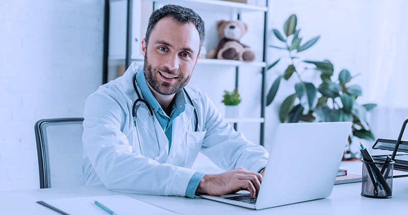 dashboard financeiro medico sentado