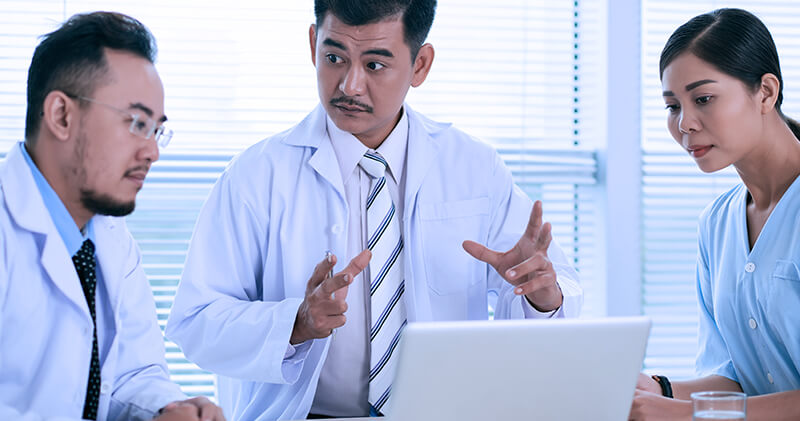 gestao de facilities medicos conversando
