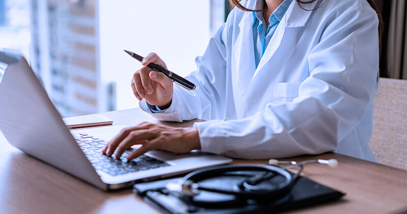Entenda como ter mais eficiência na gestão de tarefas da clínica! 1 gestao de tarefas mesa medica