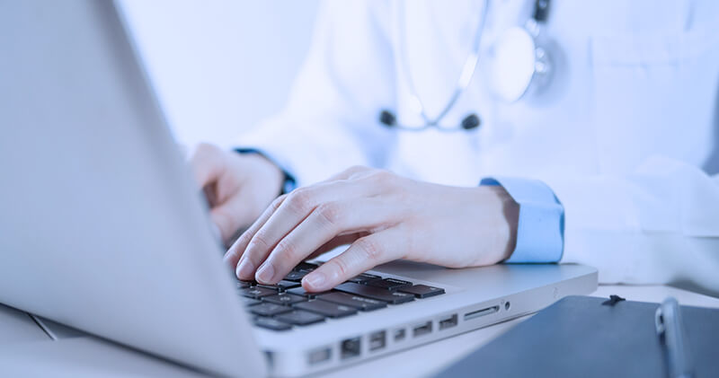 Entenda como ter mais eficiência na gestão de tarefas da clínica! 7 gestao de tarefas notebook