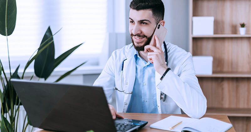 health marketing medico sentado falando ao telefone