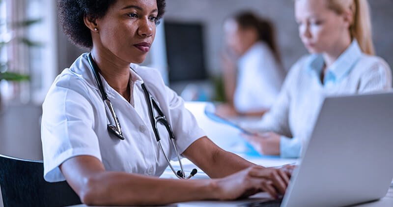 A medicina 4.0 e as inovações tecnológicas da área da saúde! 3 medicina 4.0 profissionais estudando