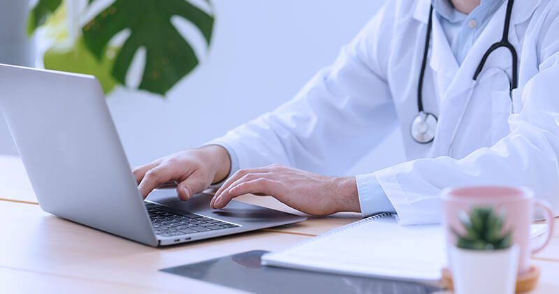 Saiba como realizar o monitoramento de pacientes a distância! 12 monitoramento de pacientes mesa medica