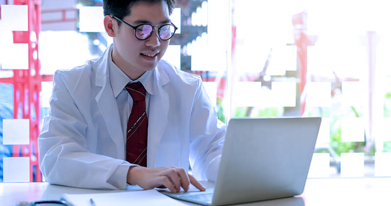 Qual a importância de montar um organograma de uma clínica médica? 4 organograma de uma clinica medica homem estudando