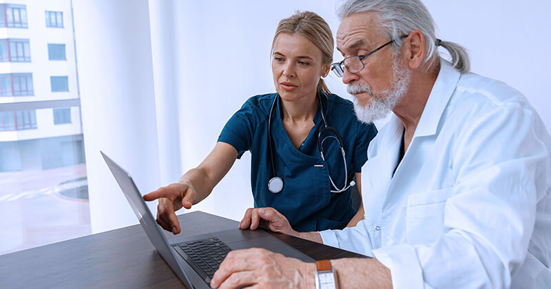 Qual a importância de montar um organograma de uma clínica médica? 11 organograma de uma clinica medica medicos conversando