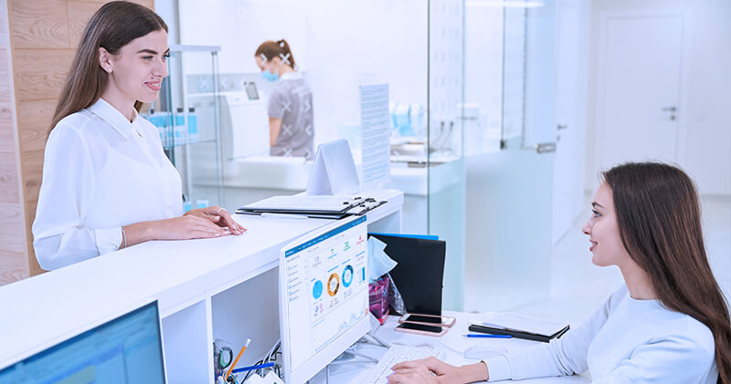 Veja os principais requisitos para a contratação de uma secretária clínica! 3 secretaria clinica balcao da clinica