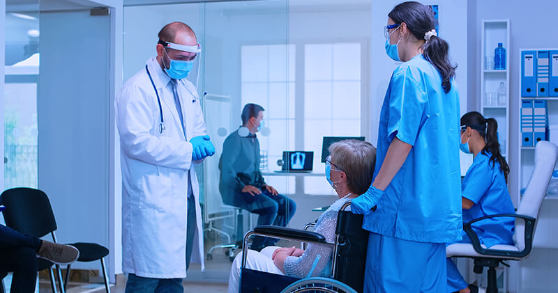 Veja os principais requisitos para a contratação de uma secretária clínica! 2 secretaria clinica medico e auxiliar conversando