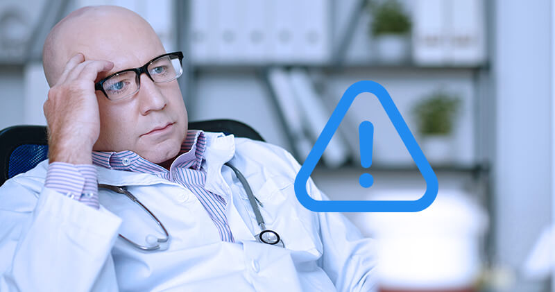 A transformação digital na saúde e as principais mudanças que ela proporcionou! 5 transformacao digital na saude medico com a mao na cabeça