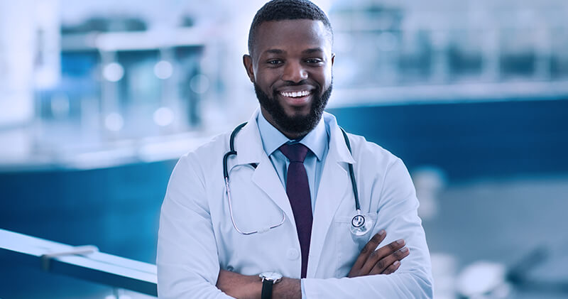 A transformação digital na saúde e as principais mudanças que ela proporcionou! 6 transformacao digital na saude medico sorrindo