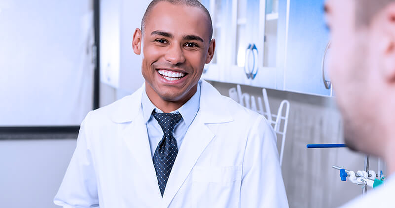 Veja o que são os wearables e como tem auxiliado na área da saúde! 6 wearables medico sorrindo