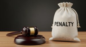 O que um médico deve avaliar antes de fechar um contrato de plano de saúde? 1 Martelo da lei logo ao lado de um saco de dinheiro escrito ‘penalty’