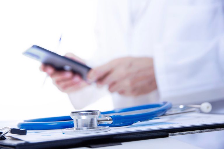 Médico em consultório realizando atendimento, representando prática clínica e prescrição digital