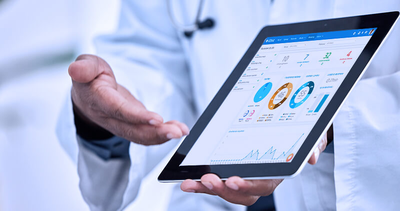 Os benefícios e aplicações da análise de dados em saúde! 7 analise de dados em saude tablet