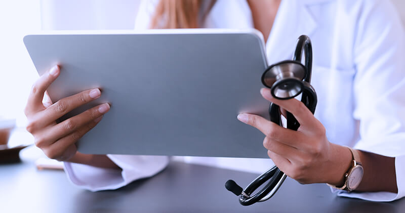 Veja a importância da avaliação de atendimento médico na clínica! 12 avaliacao de atendimento medico tablet