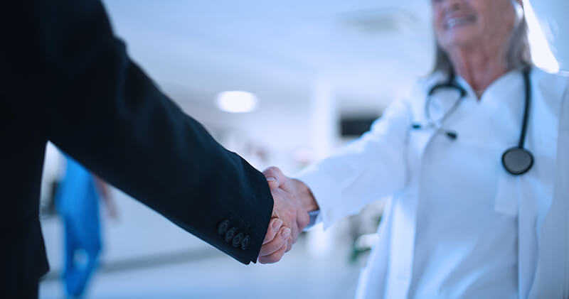 Entenda os benefícios dos convênios e parcerias para consultórios e clínicas! 11 convenios e parcerias aperto de maos