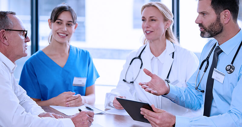 Entenda os benefícios dos convênios e parcerias para consultórios e clínicas! 4 convenios e parcerias equipe conversando