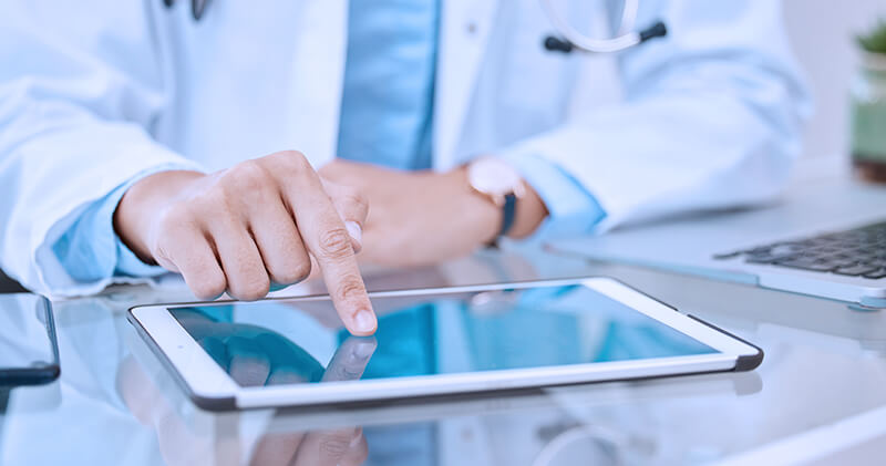 Entenda os benefícios dos convênios e parcerias para consultórios e clínicas! 6 convenios e parcerias tablet na mesa