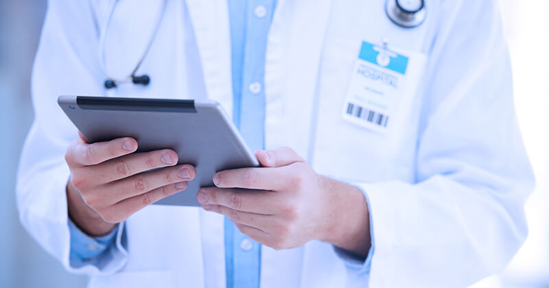 Como fazer uma boa gestão de custos em clínicas e consultórios médicos? 4 gestao de custos medico e tablet