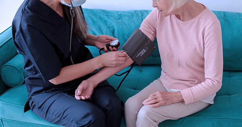 Conheça os principais benefícios do serviço home care e se vale a pena implementá-lo! 1 home care aferimento de pressao