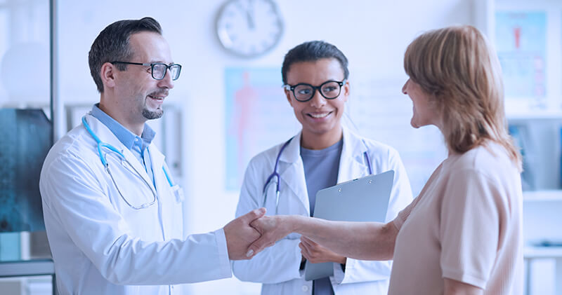 Descubra como conquistar e fidelizar pacientes particulares na sua clínica! 7 pacientes particulares profissionais conversando