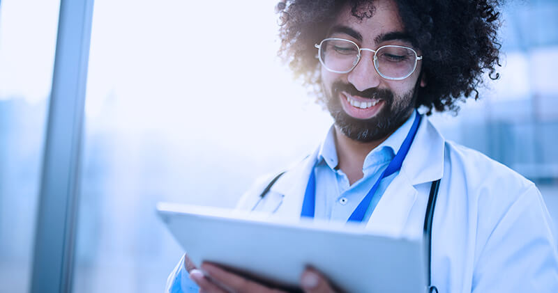 Como criar um plano de marketing para clínica médica: estratégias e dicas! 2 plano de marketing para clinica medica medico sorrindo