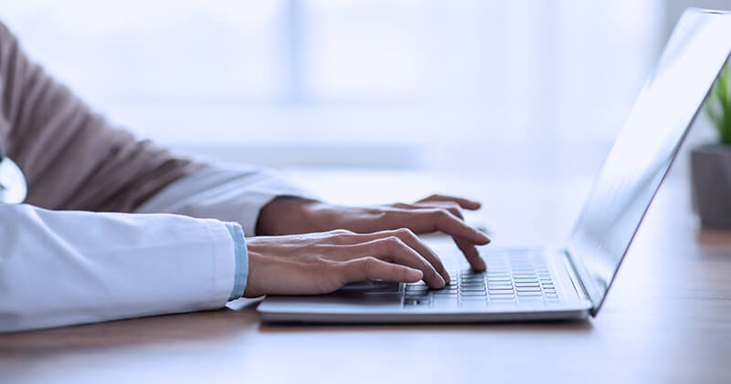 Como criar um plano de marketing para clínica médica: estratégias e dicas! 7 plano de marketing para clinica medica profissional mexendo no computador