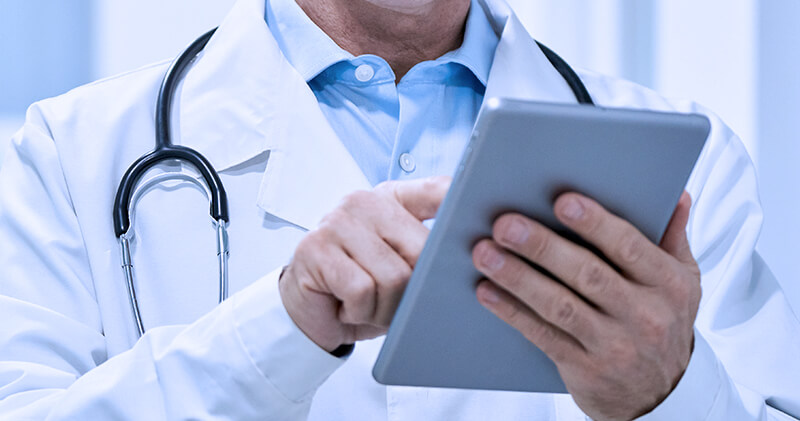 saude digital medico manuaseando tablet