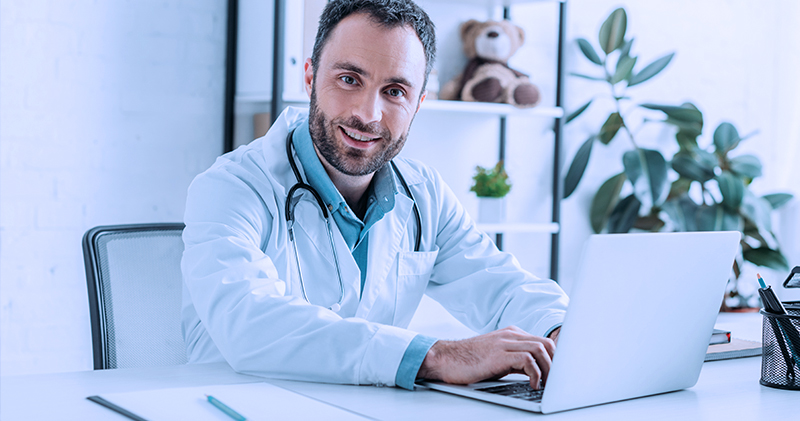 Por que contar com um sistema de pagamento online e como escolher o melhor? 9 sistema de pagamento online medico sentado