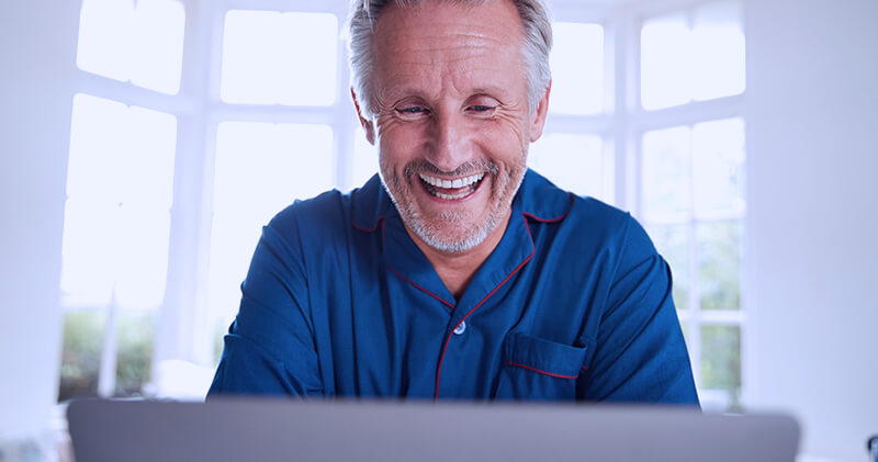 social media para medicos homem sorrindo