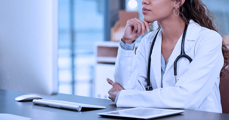 social media para medicos medica sentada