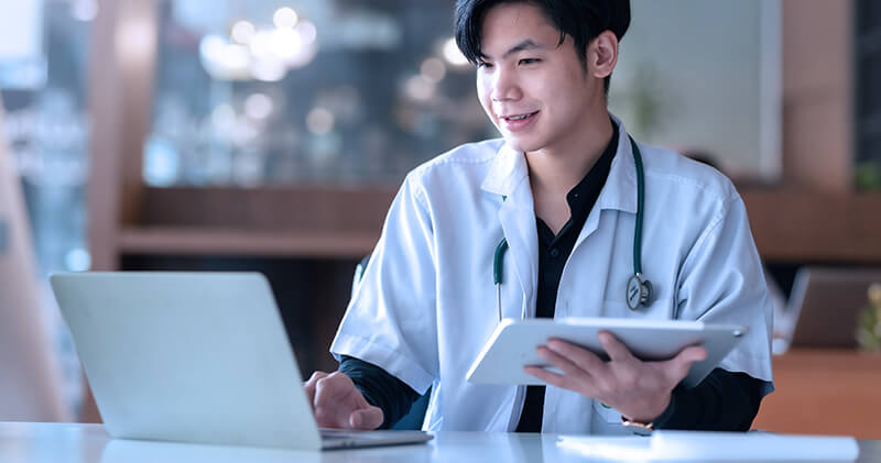 social media para medicos medico estudando