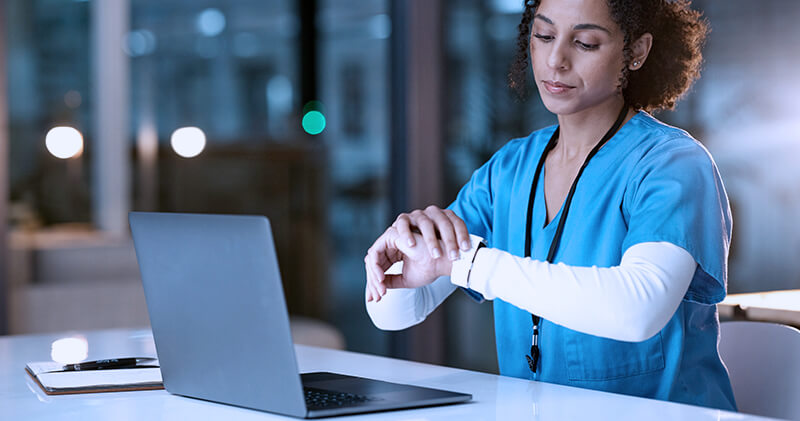 social media para medicos profissional sentada