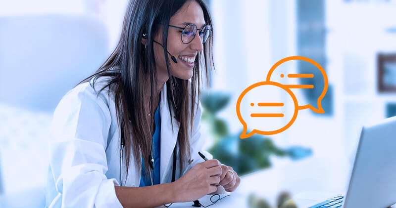 Conheça a evolução da tecnologia na medicina e os benefícios para a área! 1 Médica usando um fone de ouvido em frente a um computador com holograma de mensagens laranja