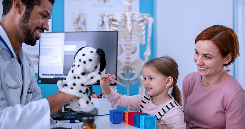 Como oferecer um atendimento infantil efetivo e humanizado no consultório médico? 3 atendimento infantil menina
