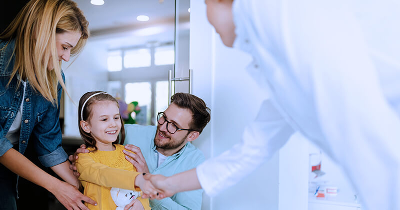 Como oferecer um atendimento infantil efetivo e humanizado no consultório médico? 4 atendimento infantil pais e filha