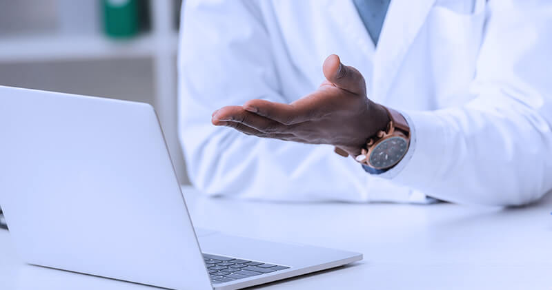 Como a avaliação do Google pode impactar a reputação da sua clínica médica? 2 avaliacao do google maos