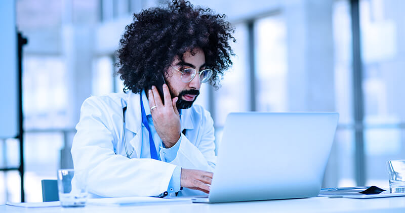 Como a avaliação do Google pode impactar a reputação da sua clínica médica? 8 avaliacao do google medico sentado