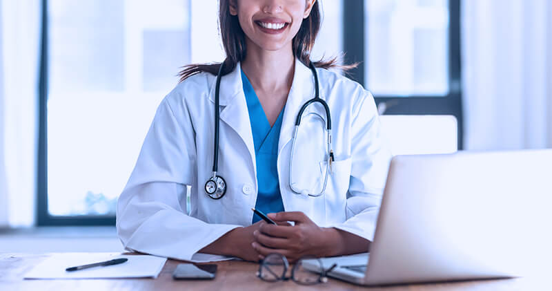 campanhas de email marketing medica sentada