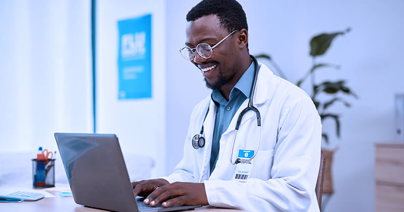 campanhas de email marketing medico sorrindo