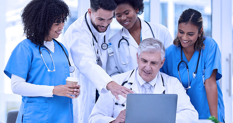 Quais os passos para implementar um consultório virtual médico? 2 consultorio virtual medico equipe