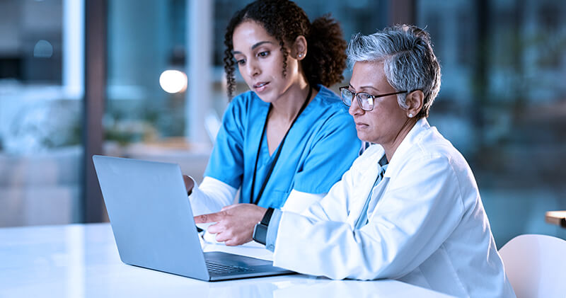 Quais os passos para implementar um consultório virtual médico? 1 consultorio virtual medico profissionais sentados