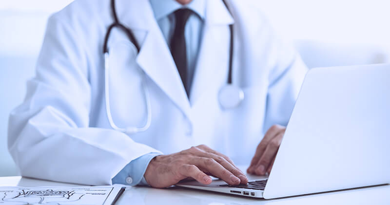 Saiba como fazer o faturamento de contas médicas na sua clínica 2 faturamento de contas medicas medica mesa medica