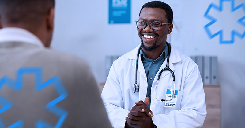 O que é a jornada do paciente e qual seu impacto na clínica? 11 jornada do paciente medico sorrindo