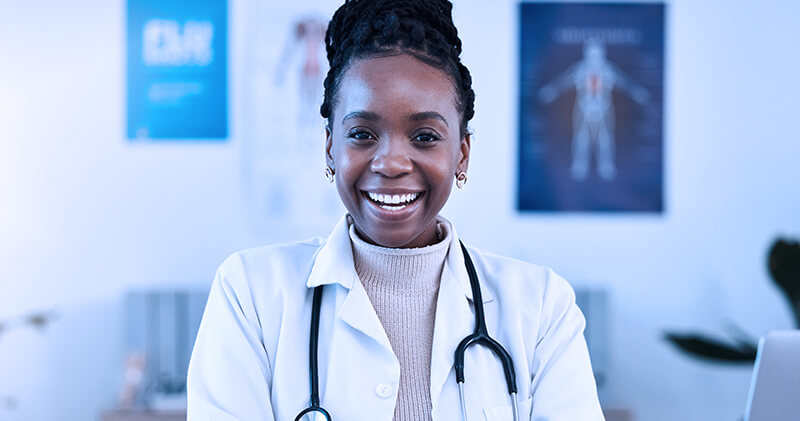 Como o marketing em saúde pode impulsionar o seu negócio? 12 marketing em saude medica sorrindo