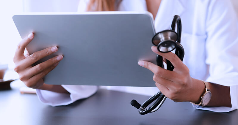 Como o marketing em saúde pode impulsionar o seu negócio? 1 marketing em saude tablet