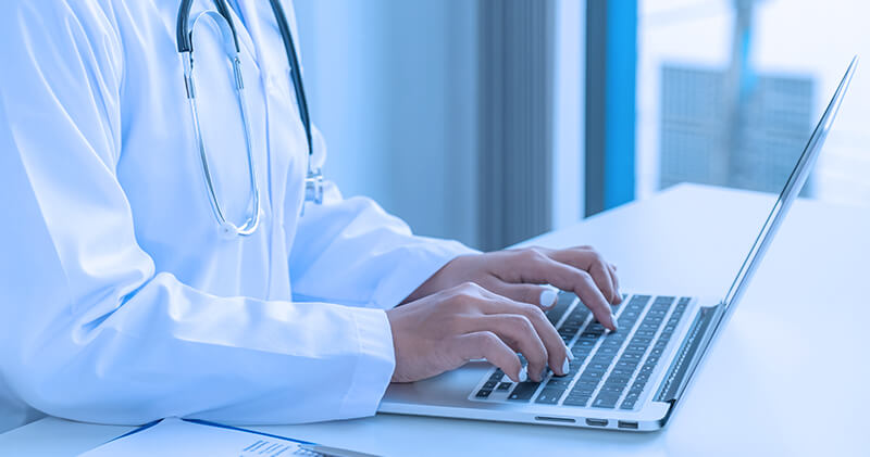 9 passos para implementar a Medicina preditiva no seu consultório 5 medicina preditiva medico sentado