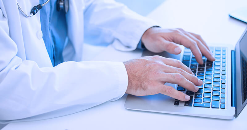 Qual é a importância do NPS na medicina e como aplicar na prática? 10 nps na medicina maos