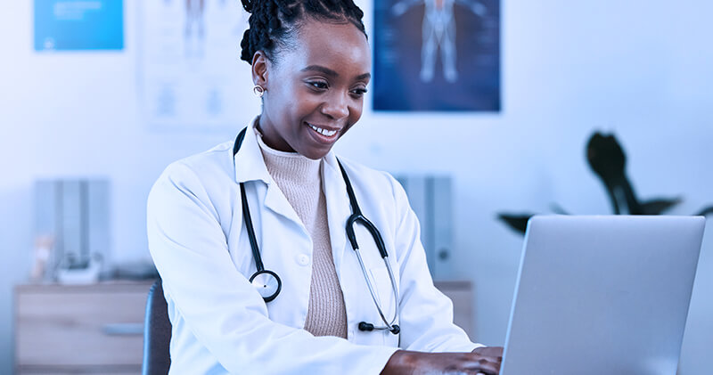 Qual é a importância do NPS na medicina e como aplicar na prática? 3 nps na medicina medica sentada