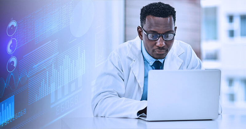 Qual é a importância do NPS na medicina e como aplicar na prática? 4 nps na medicina medico no laptop