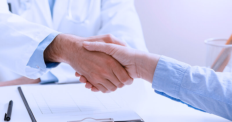 Particular ou convênio, qual opção de atendimento escolher? 5 particular ou convenio aperto de maos